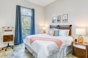 Studio with walk-in shower and washer-dryer