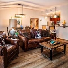 King Bed- SS Appliances- Balcony- Top floor w/ wood floors- near beach
