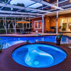 Salt water pool - jacuzzi - BBQ - walk to beach - large screened lanai