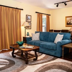 2-BR large private fenced courtyard-close to entrance & pool / hot tub