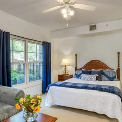 1st floor King Suite w/kitchenette-Pool-Hot tub-near historic district