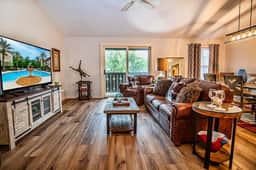 King Bed- SS Appliances- Balcony- Top floor w/ wood floors- near beach - Image 2