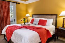 King Suite with balcony & pool courtyard view-full size fridge-heated pool - Image 2