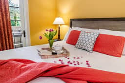 King Suite with balcony & pool courtyard view-full size fridge-heated pool - Image 3