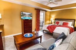 King Suite with balcony & pool courtyard view-full size fridge-heated pool - Image 5