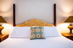 King Suite- kitchenette- pool & hot tub- near historic district & beaches - Image 2