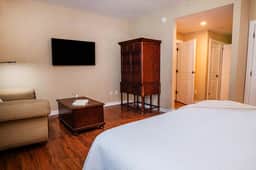 King Suite- kitchenette- pool & hot tub- near historic district & beaches - Image 3