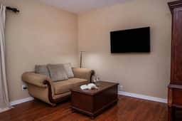 King Suite- kitchenette- pool & hot tub- near historic district & beaches - Image 4