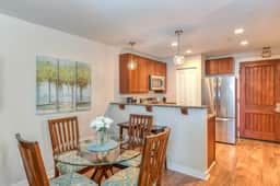 Luxury Studio w/ no carpet-balcony-full kitchen-community pool & hot tub! - Image 5