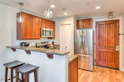 Luxury Studio w/ no carpet-balcony-full kitchen-community pool & hot tub! - Image 3