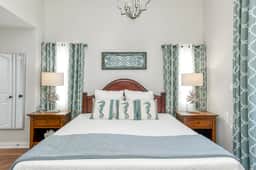 Luxury Studio w/ no carpet-balcony-full kitchen-community pool & hot tub! - Image 2