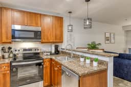 Studio with walk-in shower and washer-dryer - Image 5