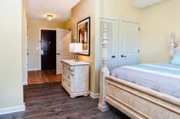 Top floor King Suite- Kitchenette- comm pool & hot tub- luxury vinyl floors - Image 3