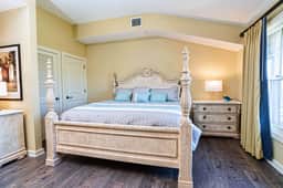 Top floor King Suite- Kitchenette- comm pool & hot tub- luxury vinyl floors - Image 2