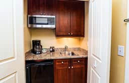 Top floor King Suite- Kitchenette- comm pool & hot tub- luxury vinyl floors - Image 5