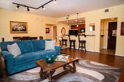 2-BR large private fenced courtyard-close to entrance & pool / hot tub - Image 2
