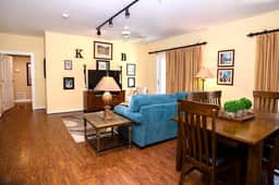 2-BR large private fenced courtyard-close to entrance & pool / hot tub - Image 3