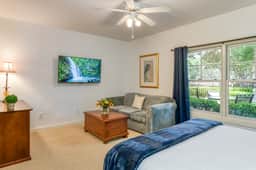 1st floor King Suite w/kitchenette-Pool-Hot tub-near historic district - Image 2