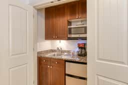 1st floor King Suite w/kitchenette-Pool-Hot tub-near historic district - Image 4