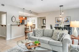 5113 luxury condo-courtyard-BBQ- heated pool & hot tub-beach - Image 2