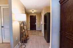 King Suite w/ kitchenette & full size fridge -55 in TV cable -pool & hot tub! - Image 3