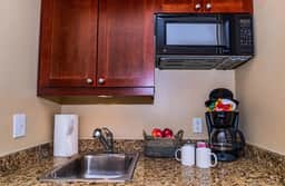 King Suite w/ kitchenette & full size fridge -55 in TV cable -pool & hot tub! - Image 4