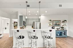 Private balcony-King bed-full kitchen-W/D-community pool & hot tub - Image 2