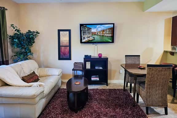 Studio with preserve views-large balcony-kitchen-community pool & hot tub - Image 1