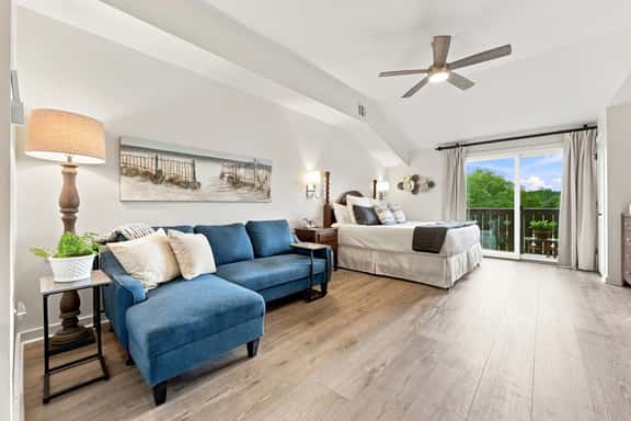 King Suite w/ private balcony - cooking- washer/driver- golf-pool - hot tub - Image 1