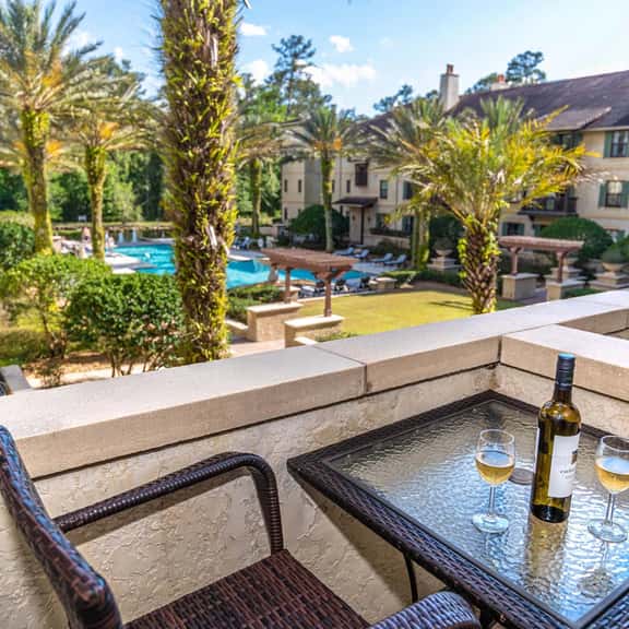 King Suite with balcony & pool courtyard view-full size fridge-heated pool - Image 1