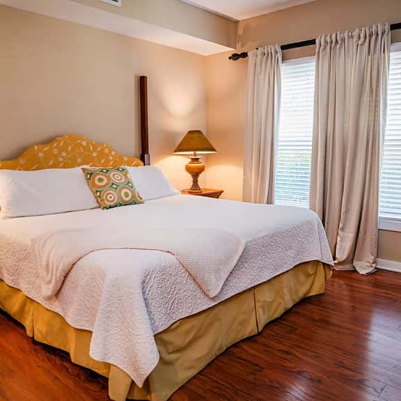 King Suite- kitchenette- pool & hot tub- near historic district & beaches - Image 1