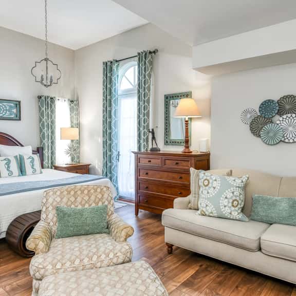 Luxury Studio w/ no carpet-balcony-full kitchen-community pool & hot tub! - Image 1