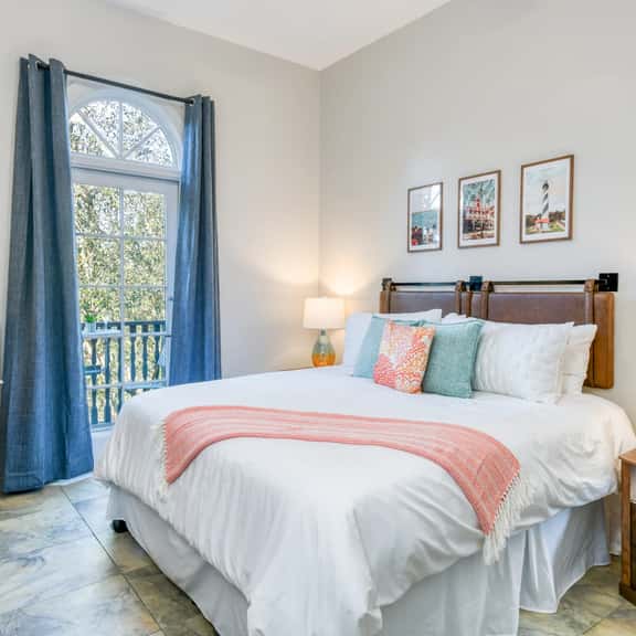 Studio with walk-in shower and washer-dryer - Image 1