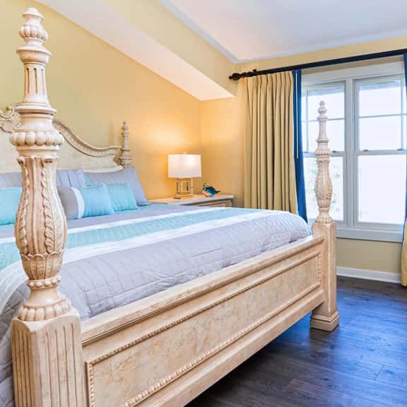 Top floor King Suite- Kitchenette- comm pool & hot tub- luxury vinyl floors - Image 1