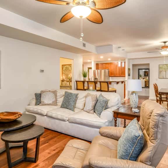 3-BR w/ private fenced patio and lagoon view- community pool & hot tub - Image 1