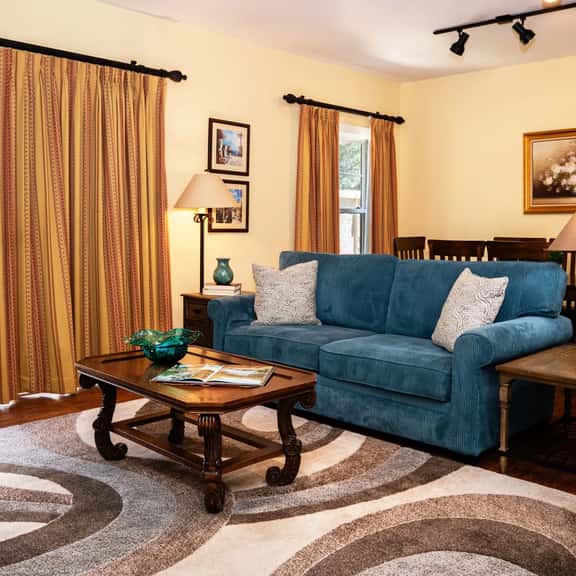 2-BR large private fenced courtyard-close to entrance & pool / hot tub - Image 1