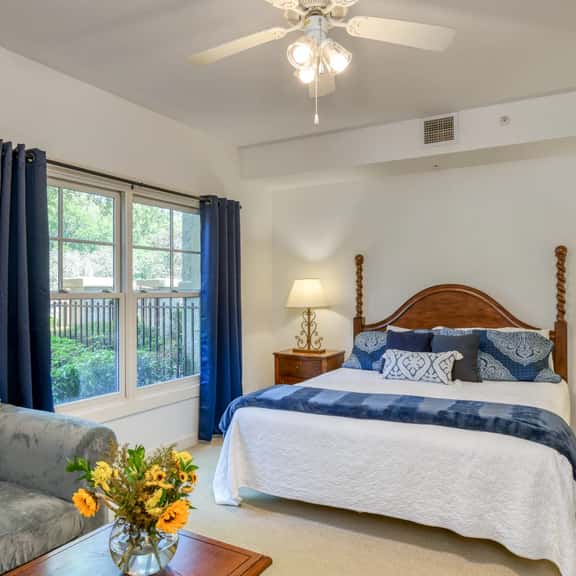 1st floor King Suite w/kitchenette-Pool-Hot tub-near historic district - Image 1