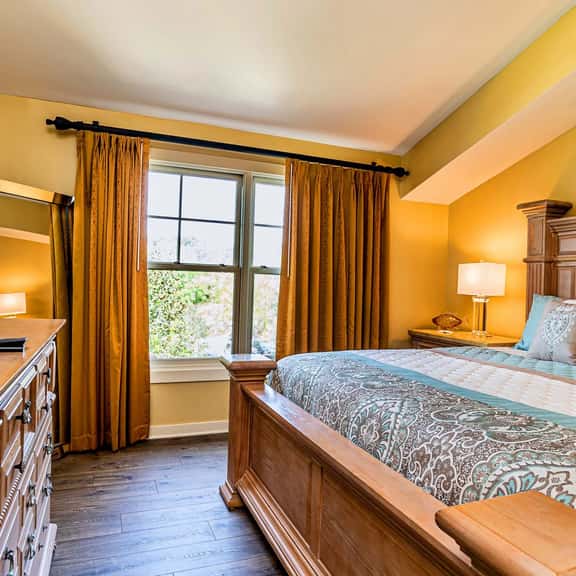 1 BR King bed -private balcony-pool & hot tub-sleeps 4-top floor unit - Image 1