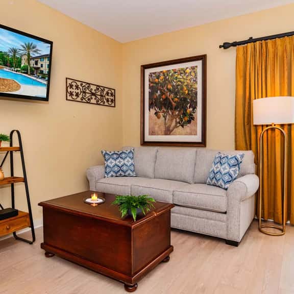 King Suite w/ kitchenette & full size fridge -55 in TV cable -pool & hot tub! - Image 1