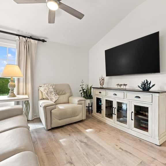 Private balcony-King bed-full kitchen-W/D-community pool & hot tub - Image 1