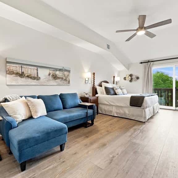 King Suite w/ private balcony - cooking- washer/driver- golf-pool - hot tub - Image 1
