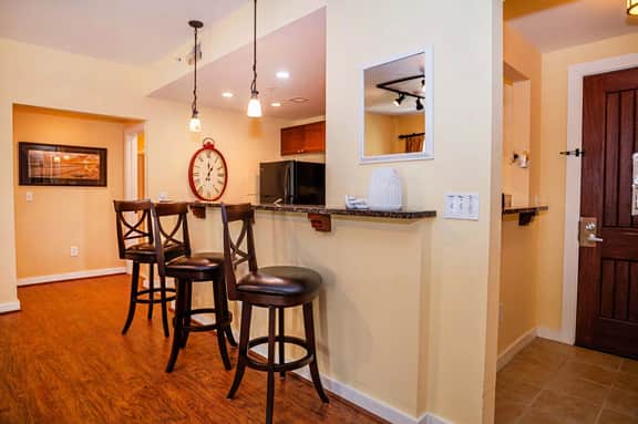 1-BR private courtyard- close to entrance & pool/hot tub- near beaches - Image 5