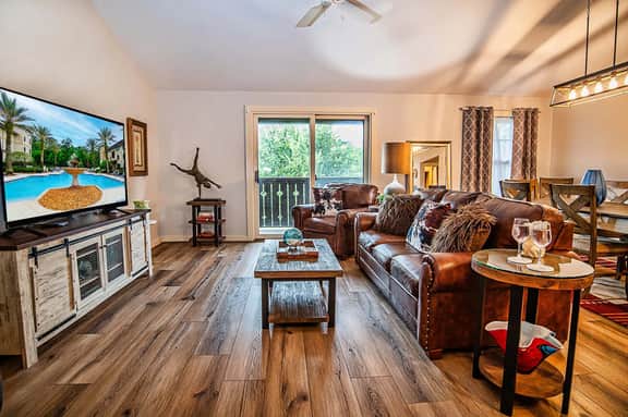 King Bed- SS Appliances- Balcony- Top floor w/ wood floors- near beach - Image 2