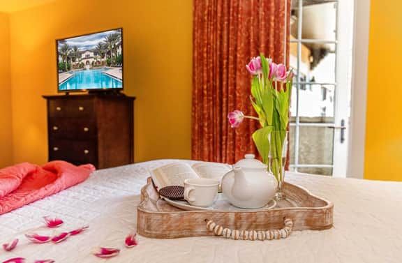 King Suite with balcony & pool courtyard view-full size fridge-heated pool - Image 4