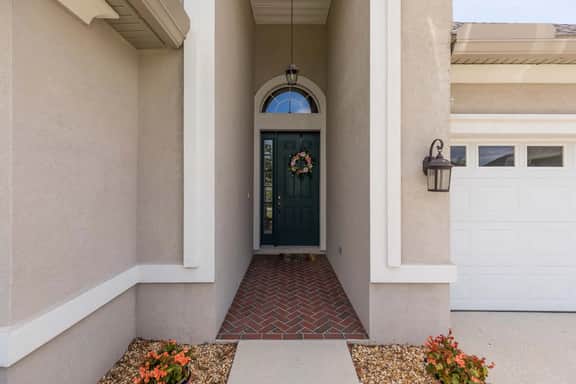 Private home-Large screened lanai-BBQ- sleeps 8-easy walk to pool! - Image 3