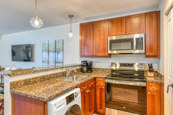 Luxury Studio w/ no carpet-balcony-full kitchen-community pool & hot tub! - Image 4