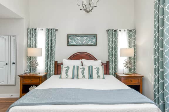 Luxury Studio w/ no carpet-balcony-full kitchen-community pool & hot tub! - Image 2