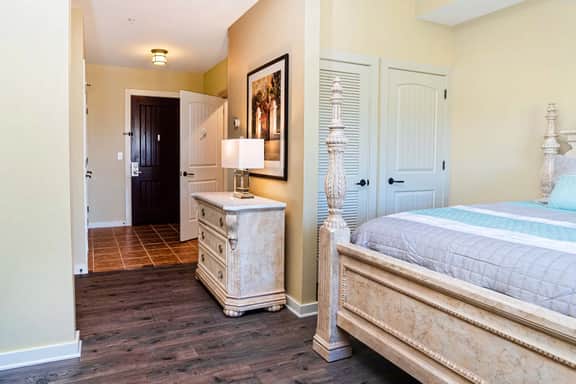 Top floor King Suite- Kitchenette- comm pool & hot tub- luxury vinyl floors - Image 3