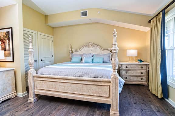 Top floor King Suite- Kitchenette- comm pool & hot tub- luxury vinyl floors - Image 2