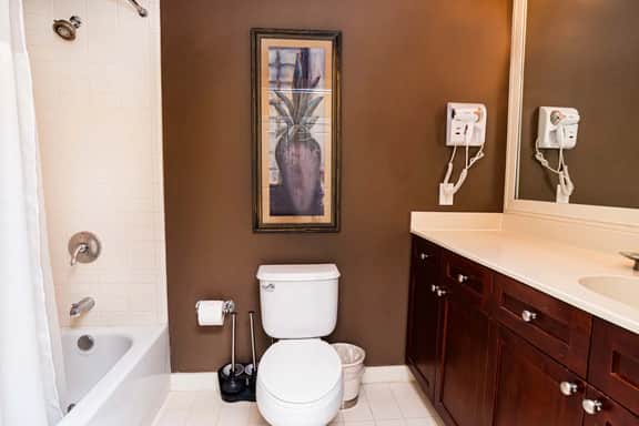 Top floor King Suite- Kitchenette- comm pool & hot tub- luxury vinyl floors - Image 4